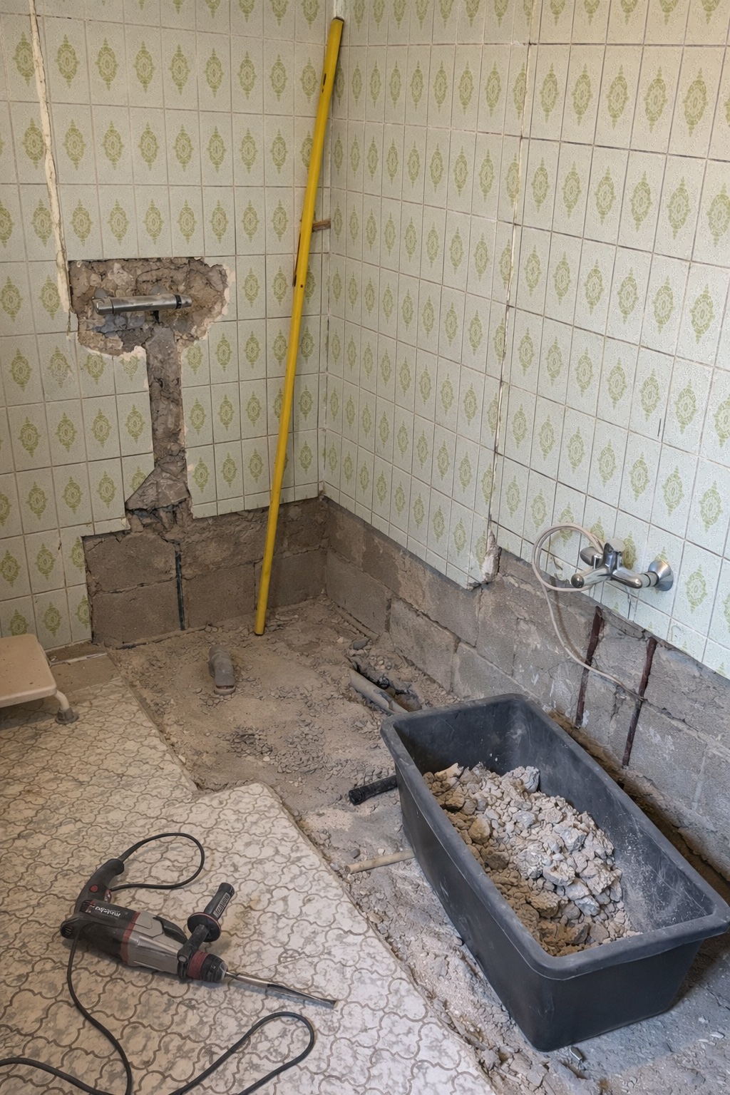 Badumbau vorher Baustelle Badewanne entfernt Rohbau Dusche