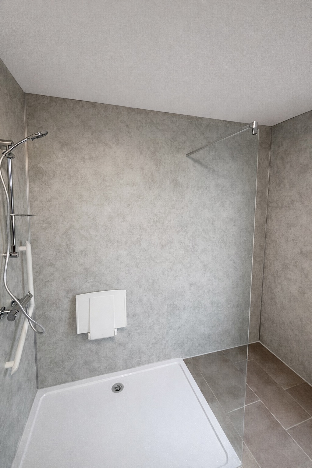 Fertige barrierefreie Dusche mit XL Wandpaneelen fugenlos modernisiert